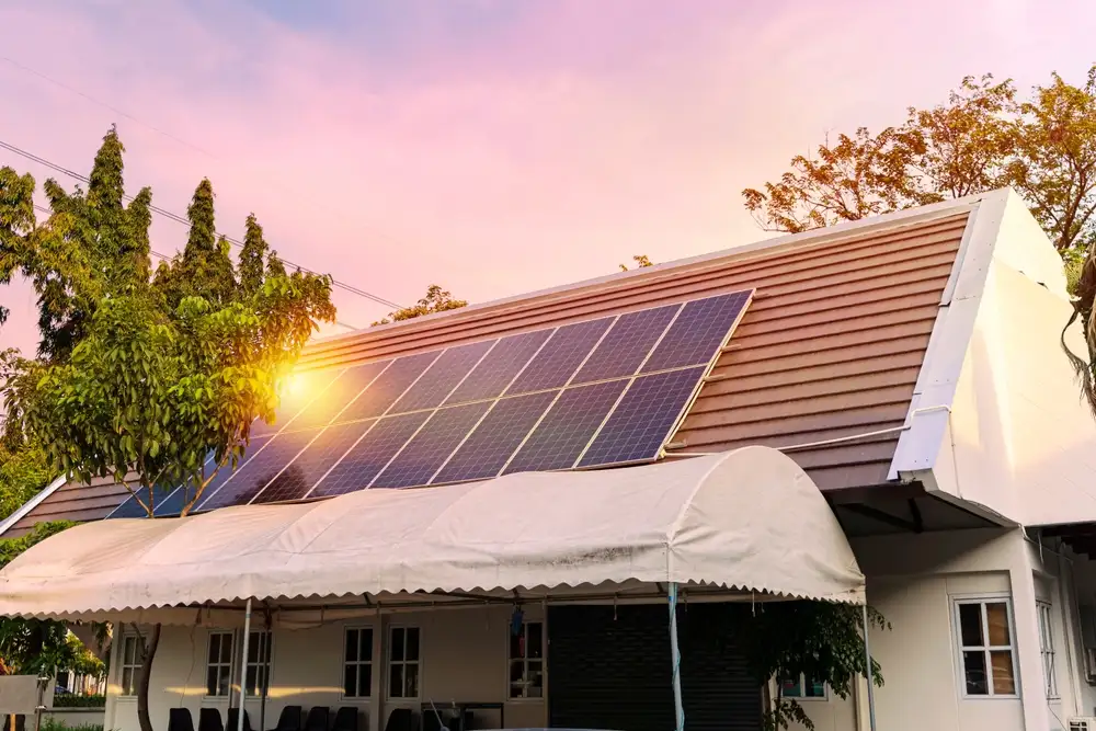 Casă cu panouri solare/fotovoltaice pe acoperiș, promovând energia regenerabilă și un viitor sustenabil