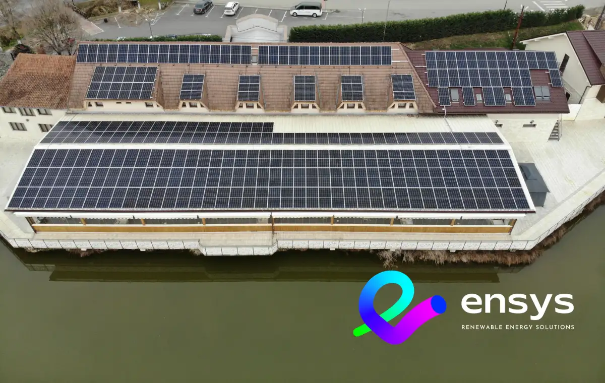 Sistem fotovoltaic de 100kWp instalat de către Ensys, furnizor de soluții complete de sisteme fotovoltaice. Sistemul constă în panouri solare care convertesc energia solară în energie electrică, iar această energie poate fi utilizată direct de proprietar sau livrată în rețeaua electrică națională.